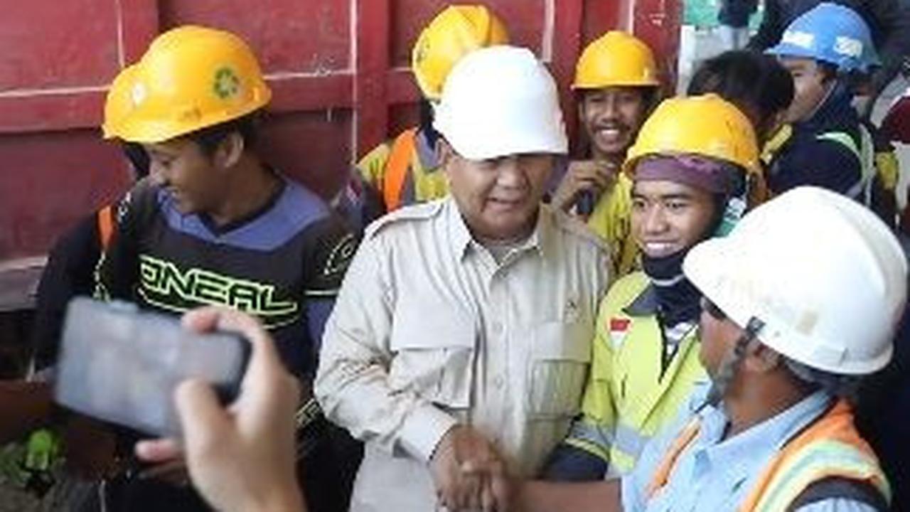 Awalnya, dia melarang seorang pekerja yang berdiri di sebelah kirinya agar tidak berpose dua jari saat foto.