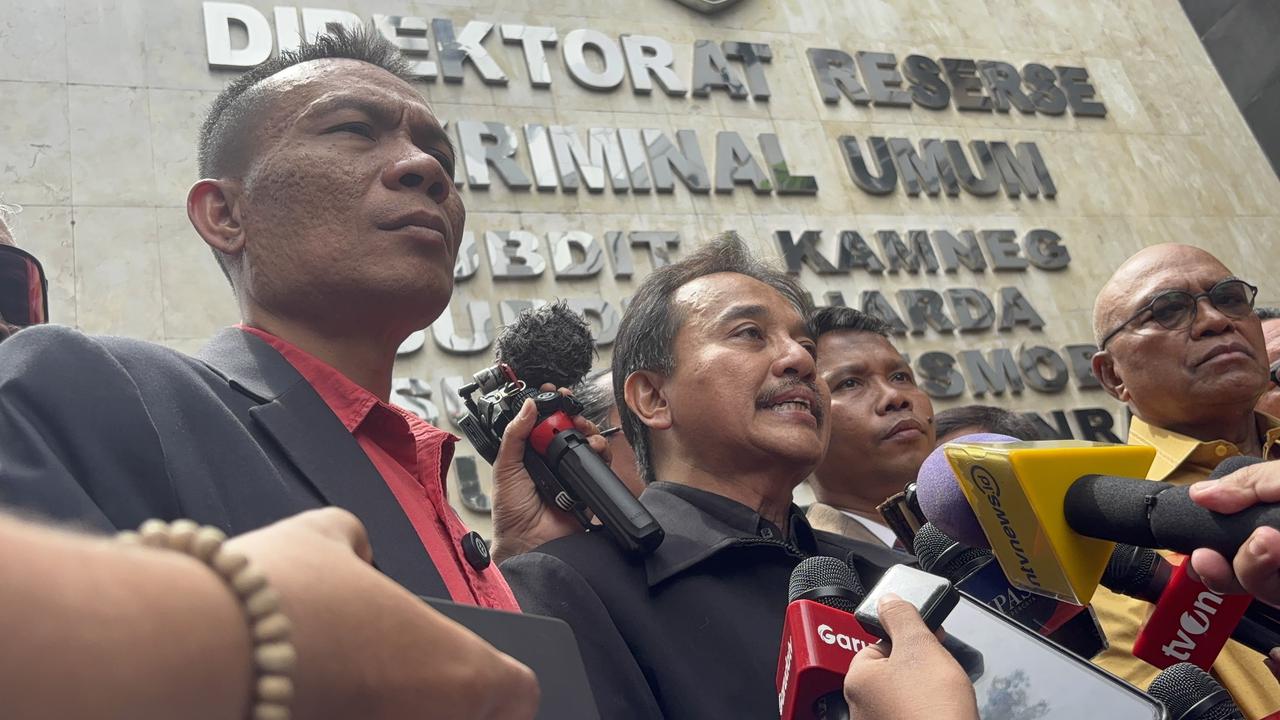 Roy Suryo saat menghadiri panggilan penyidik sebagai tersangka kasus tudingan ijazah palsu Presiden ke-7 Joko Widodo, pada Kamis (13/11/2025).