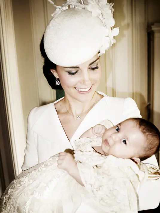 Putri Charlotte terlihat digendong oleh Kate Middleton. Keduanya tampak serasi mengenakan busana serba krem saat acara pembaptisan Charlotte pada 6 Juli lalu di Sandringham, Inggris, Kamis (9/7/2015). (REUTERS/Mario Testino/Art Partner/Handout)