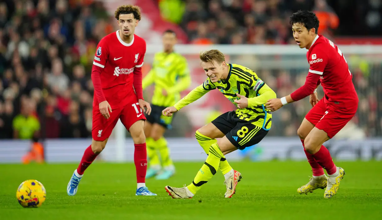Skor 1-1, Liverpool dan Arsenal terus saling berbalas serangan. Namun, hingga turun minum tak ada gol tambahan yang tercipta. (AP Photo/Jon Super)