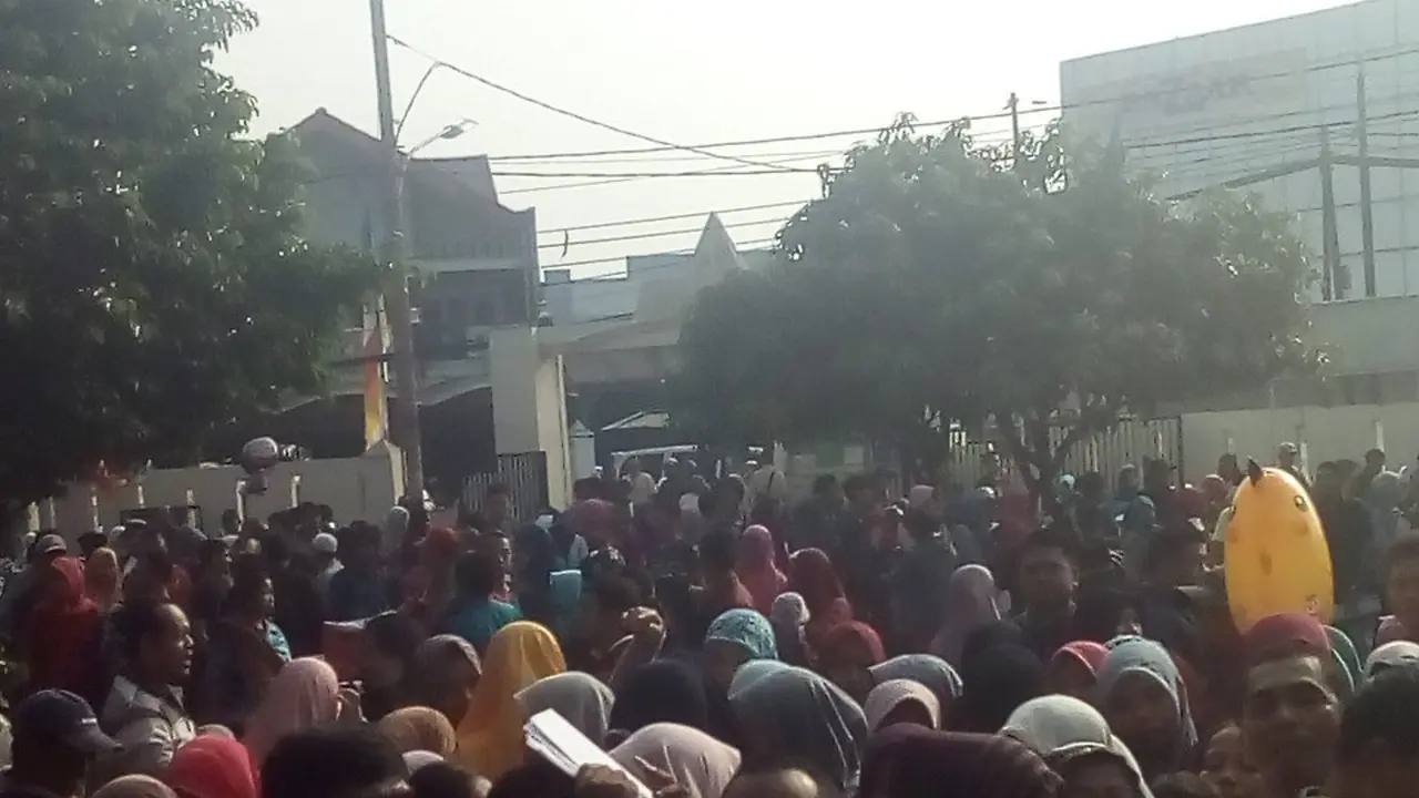Ribuan Warga Bekasi Antre Cetak E-KTP di Kecataman Babelan