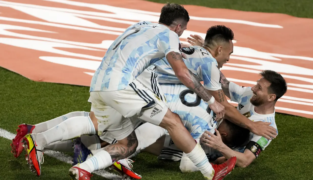 Rekan setimnya berselebrasi dengan penyerang Argentina, Lionel Messi setelah dia mencetak gol ke gawang Uruguay pada laga Kualifikasi Piala Dunia 2022 Zona Amerika Selatan di Monumental stadium, Senin (11/10/2021) pagi WIB. Argentina melibas Uruguay dengan skor 3-0. (AP Photo/Natacha Pisarenko)