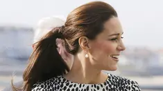 Kate Middleton selalu tampil cantik meski saat hamil. Berikut ini busanay yang dikenakannya saat hamil dan usai melahirkan. Kate saat tiba di Galeri Seni di Margate, Inggris pada 11 Maret 2011. (AFP Photo/Suzanne Plunkett)
