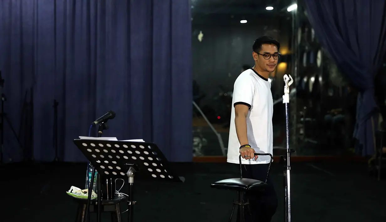 "Ya saya lagi mempersiapkan konser saya di Malaysia dan Singapura, dan skrng lagi gladi resik terakhir sama tim saya," ucap Afgan Syahreza. (Nurwahyunan/Bintang.com)