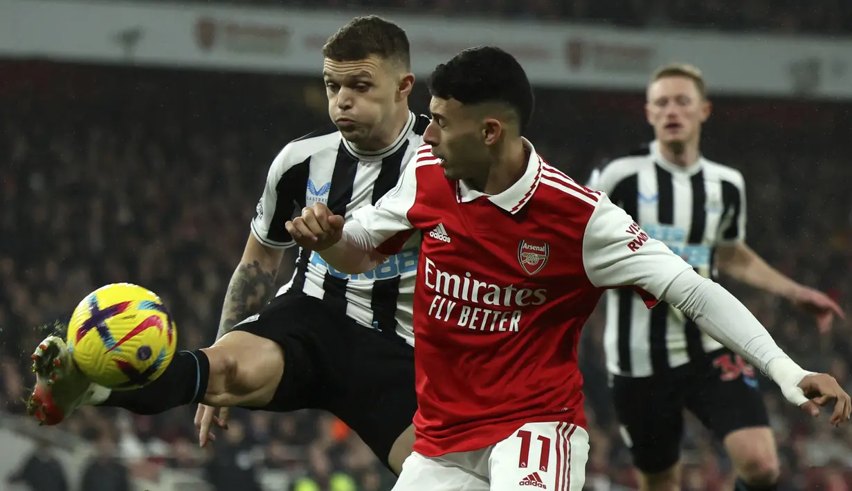 <p>Bek Newcastle United, Kieran Trippier berebut bola dengan penyerang Arsenal, Gabriel Martinelli selama pertandingan lanjutan Liga Inggris di stadion Emirates di London, Rabu (4/1/2023). Hasil ini membuat Arsenal kini mengumpulkan 44 poin di puncak klasemen dan Newcastle berada di posisi ketiga dengan 35 poin. (AP Photo/Ian Walton)</p>