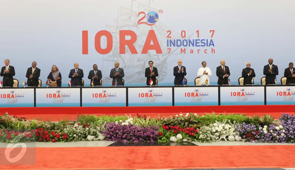Presiden Joko Widodo (tengah) bersama delegasi dari sejumlah negara saat penandatanganan Jakarta Concord dalam KTT Indian Ocean Rim Association (IORA) 2017 di Jakarta Convention Center, Jakarta, Selasa (7/3). (Liputan6.com/Angga Yuniar)