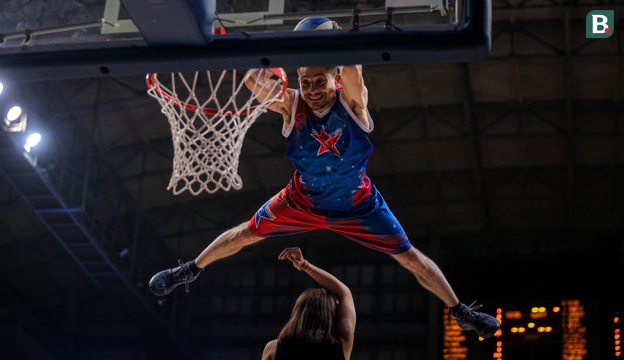Personel Crazy Dunker melakukan aksi slam dunk akrobatik saat IBL All Star 2024 di Britama Arena, Kelapa Gading, Jakarta, Sabtu (27/04/2024). (Bola.com/Bagaskara Lazuardi)