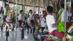 Anak-anak terdampak bencana tsunami dari Kampung Sumur, Pandeglang, Banten menikmati wahana permainan saat mengikuti rekreasi di Ancol Taman Impian, Jakarta, Selasa (26/2). Kegiatan tersebut bertajuk Menjemput Impian Bersama. (Liputan6.com/Faizal Fanani)