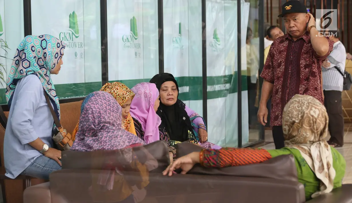  Calon jemaah umrah menunggu di lobi Green Tower, Jalan TB Simatupang, Jakarta, Kamis (10/8). Paska penangkapan pemilik First Travel calon jemaah umrah tidak bisa naik ke lantai 6 untuk mengurus kwitansi pembayaran. (Liputan6.com/Immanuel Antonius)