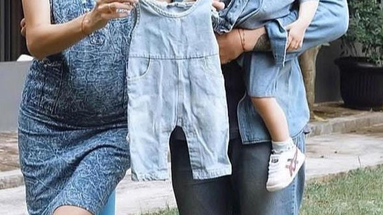 "Heyho…. Sebelum berjumpa dengan bayi ND kedua,<br>kita seru2an dulu yuks Djiwa!!," kata  aktris dan model yang merupakan Puteri Indonesia pada tahun 2005 dengan mewakili DKI Jakarta itu.<br>