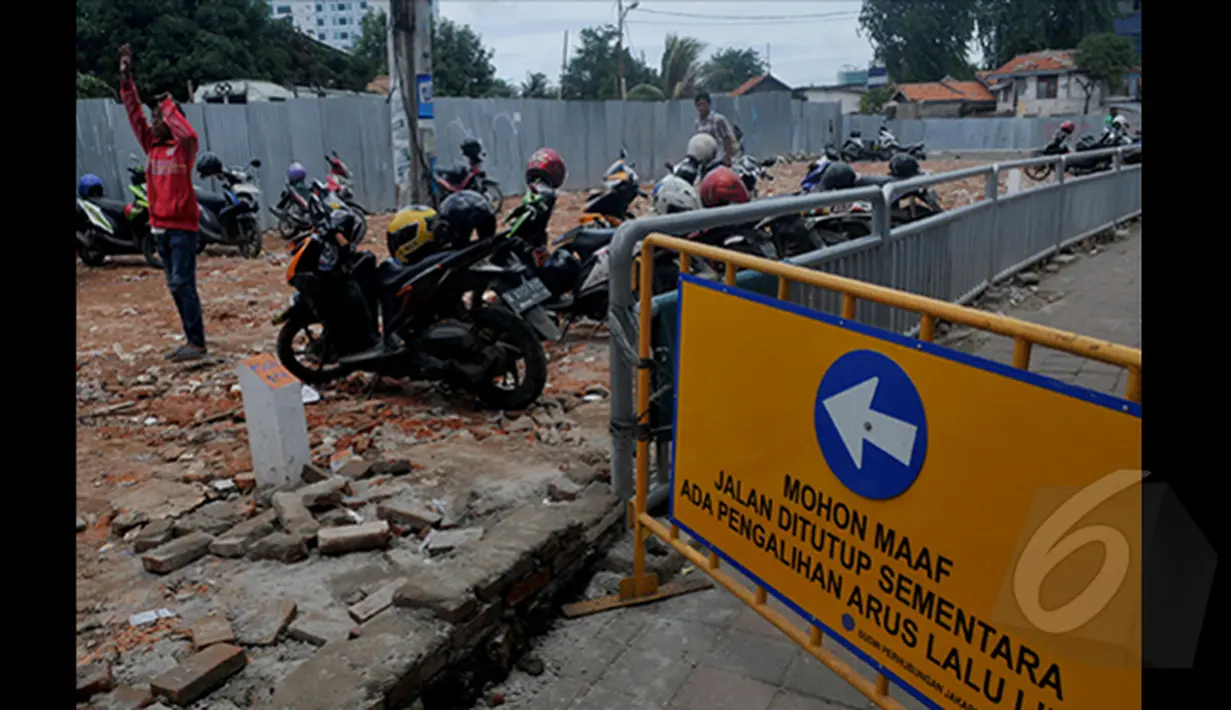 Dinas Perhubungan DKI Jakarta telah menyediakan lahan baru untuk tukang ojek  di depan pintu keluar Stasiun Tanah Abang untuk tukang ojek, Jakarta Pusat, Jumat (6/2/2014). (Liputan6.com/JohanTallo)