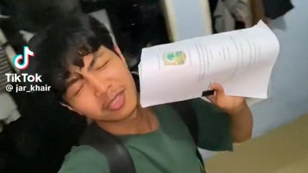 Viral Perjuangan Mahasiswa yang Kebanjiran saat Hendak Seminar Proposal, Dapat Pujian Dosen Penguji