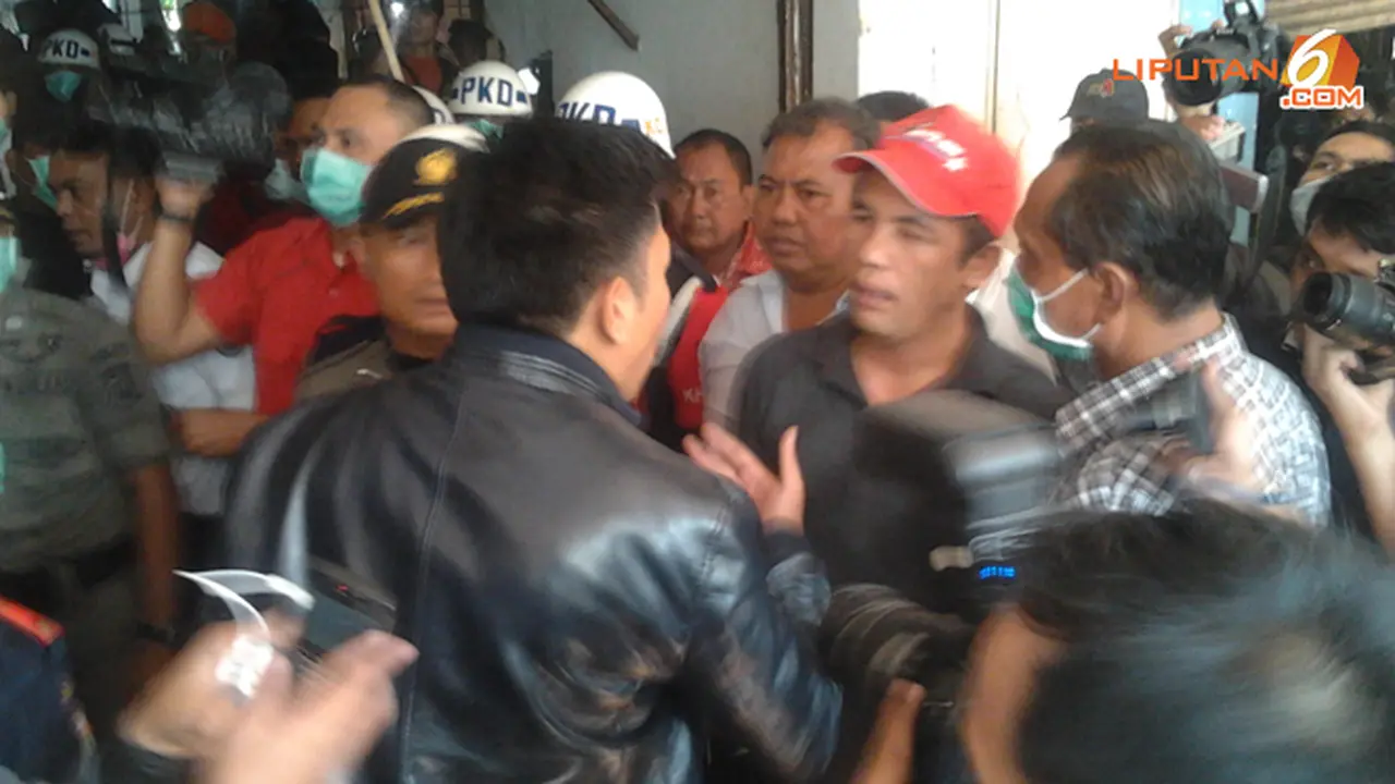 ricuh-stasiun-cikini-130822-b.jpg