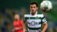 Gelandang Sporting Lisbon, Pedro Goncalves mengejar bola saat melawan Benfica dalam laga lanjutan Liga Portugal 2020/2021 di Jose Alvalade Stadium, Lisbon (1/2/2021). (AFP/Patricia de Melo Moreira)