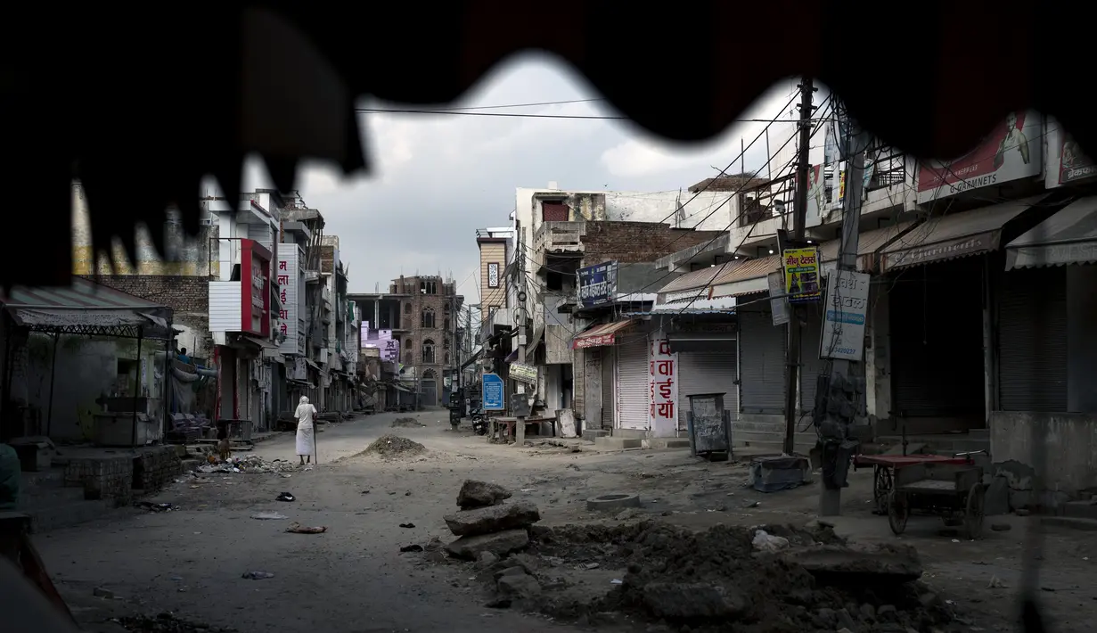 Sedikitnya lima orang, termasuk dua polisi, dilaporkan tewas dalam bentrokan itu.  (AP Photo/Altaf Qadri)