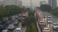 Hujan Mengguyur Jakarta, Arus Kendaraan di Tol Dalam Kota Padat