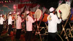 Peserta mengikuti Festival Pukul Beduk dan Gema Takbir 2017 di Balai Kota, Jakarta, Sabtu (24/6). Kegiatan tersebut bertujuan untuk merayakan Hari Raya Idul Fitri 1438H. (Liputan6.com/Angga Yuniar)