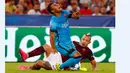 Pemain AS Roma, Radja Nainggolan, melanggar pemain Barcelona, Rafinha, dalam laga di Grup E Liga Champions di Stadion Olimpico, Kamis (17/9/2015) dini hari WIB. (Reuters/Tony Gentile)