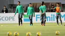 Kurnia Meiga dan Andritany tengah melakukan pemanasan saat sesi latihan sebelum melawan Vietnam pada laga semi-final AFFcup 2016 di Stadion Pakansari, Bogor, (02/12/2016).  (Bola.com/Nicklas Hanoatubun)