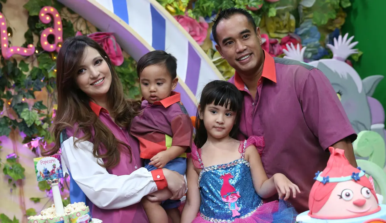 Meski menikah dalam usia muda, Nia Ramadhani mampu membuktikan bahwa ia dapat menjadi istri dan ibu yang baik bagi keluarga kecilnya. Nia Ramadhani sering terlihat dalam satu momen bersama dengan suami dan anak.  (kapanlagi/Agus Apriyanto)