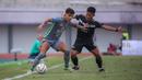 <p>Pemain Persebaya Surabaya, Bruno Moreira (kiri) berebut bola dengan pemain Dewa United, Henhen Herdiana pada laga lanjutan BRI Liga 1 2023/2024 antara Dewa United melawan Persebaya Surabaya di Indomilk Arena, Tangerang, Sabtu (30/09/2023). (Bola.com/Bagaskara Lazuardi)</p>
