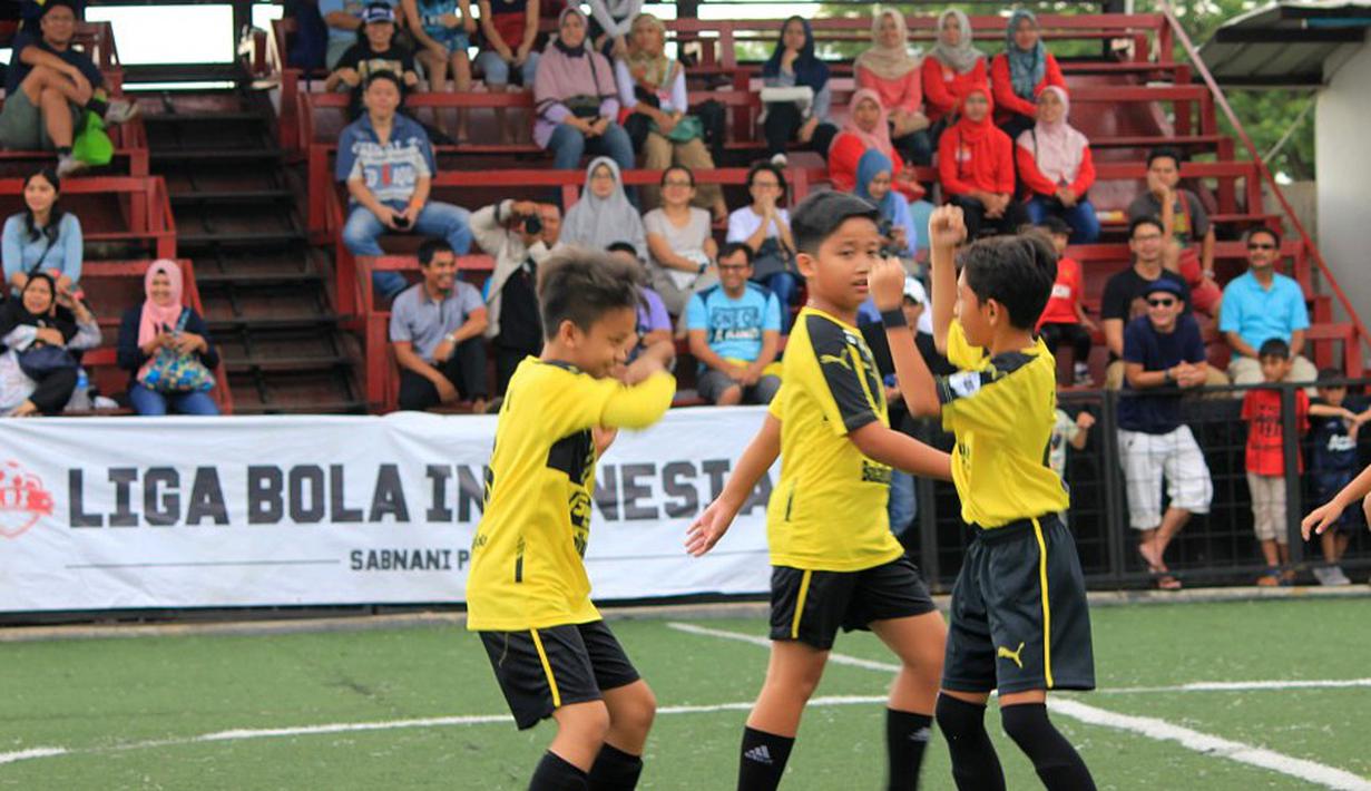 Ekspresi pemain U-11 setelah mencetak gol ke gawang lawannya dalam laga Liga Bola Indonesia 2016 pekan ke-5 di Sabnani Park, Alam Sutera, Tangerang, Minggu (2/10/2016). (Bola.com/Liga Bola Indonesia)