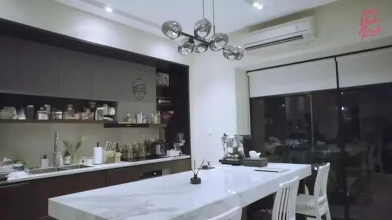Dapur Minimalis dan Modern Milik Vidi Aldiano, Elegan dan Fungsional