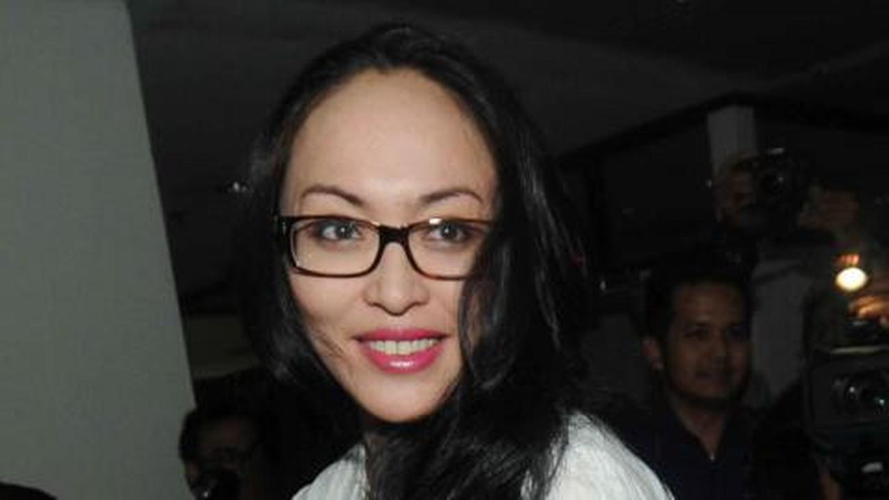 Usai diperiksa KPK soal Hambalang, Angie bungkam