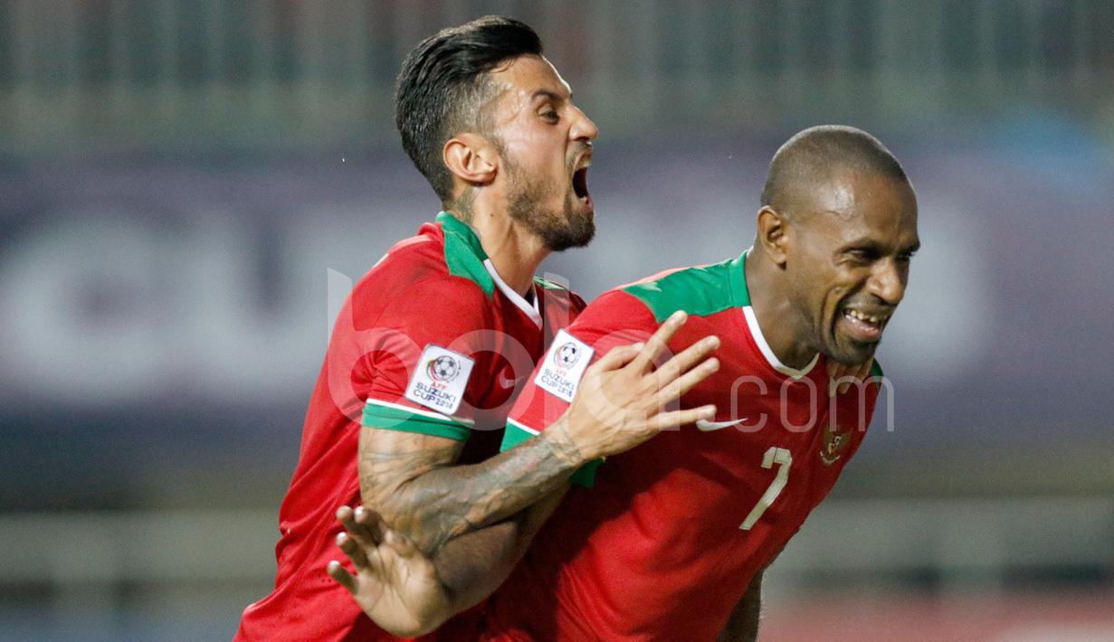 Boaz Solossa disambut Stefano Lilipaly setelah mencetak gol ke gawang Vietnam melalui penalti dalam laga leg pertama semifinal Piala AFF 2016 di Stadion Pakansari, Bogor, Sabtu (3/12/2016). (Bola.com/Peksi Cahyo)