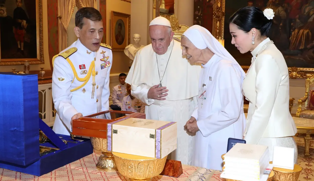 Paus Fransiskus ditemani oleh Suster Anna Rosa Sivori berbincang dengan Raja Thailand Maha Vajiralongkorn (tengah) dan Ratu Suthida (kanan) di Amporn Throne Hall Dusit Palace di Bangkok (22/11/2019). (Handout/Thai Royal Household Bureau/AFP)