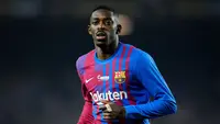 Ousmane Dembele sempat dicemooh oleh publik Camp Nou lantaran menolak perpanjangan kontrak baru pada awal tahun lalu. Hal tersebut bahkan tetap dilakukan oleh pemain termahal Blaugrana tersebut meski telah mengalami peningkatan performa di bawah asuhan Xavi Hernandez. (AFP/Pau Barrena)