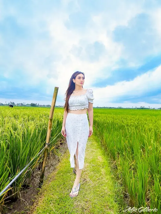 Floral crop top dan skirts, inspirasi outfit musim panas yang feminin dan stylish. @celine_evangelista.