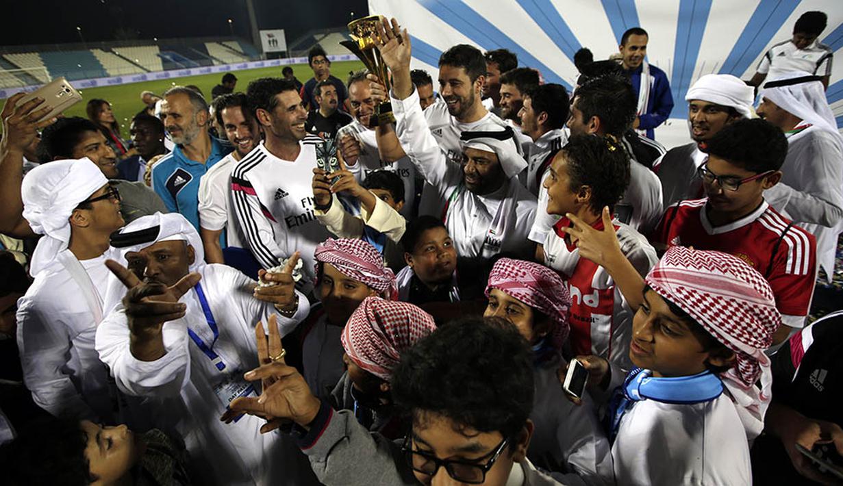Fernando Hierro mengangkat piala usai laga persahabatan antara legenda Real Madrid melawan klub asal UEA, BaniYas FC di Abu Dhabi, UEA, Jumat (4/12/2015). Pertandingan itu dalam rangka peringatan national day negara UEA ke-44. (EPA/Ali Haider)