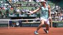Petenis asal Australia, Samantha Stosur mengembalikan bola dengan gaya backhand saat melawan Lucie Safarova  pada kejuaraan tenis Prancis Terbuka 2016 di Roland Garros, Paris, (27/5/2016). AFP/Eric Feferberg)