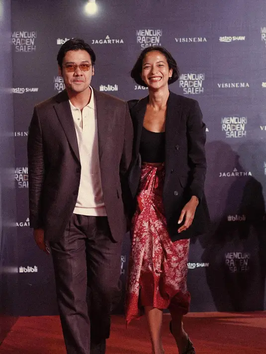 Di red carpet, gaya pasangan Putri Marino dan Chicco Jerikho ini bisa ditiru. Keduanya mengenakan blazer, yang kemudian Chicco memadukannya dengan set celana panjang yang serasi, sedangkan Putri Marino memilih mengenakan kain batik sebagai bawahan. Foto: Instagram.