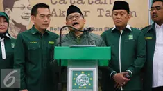 Ketua Umum Partai Kebangkitan Bangsa Muhaimin Iskandar (tengah) didampingi Sekjen Abdul Kadir Karding, Wasekjen Daniel Johan, Ketua DPP Siti Masrifah memberikan catatan akhir tahun di Kantor DPP PKB, Jakarta, Senin (28/12). (Liputan6.com/Faizal Fanani)