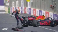 Pembalap Red Bull, Max Verstappen, gagal merampungkan balapan F1 GP Azerbaijan setelah mengalami pecah ban mobil di lap ke-49, Minggu (6/6/2021). (Twitter/F1)