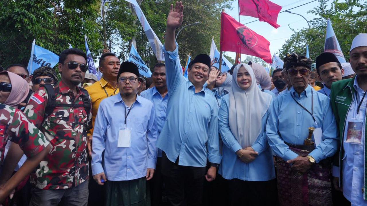 Diantar Ribuan Pendukung dan 10 Parpol Pengusung, Pasangan Iqbal-IDP Daftar ke KPU NTB