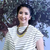 "Kita bisa seperti ini berkat Kartini, tapi banyak kebablasan dengan hanya mementingkan karir tapi melupakan keluarga," tutur ibu dua anak ini. (Nurwahyunan/Bintang.com)