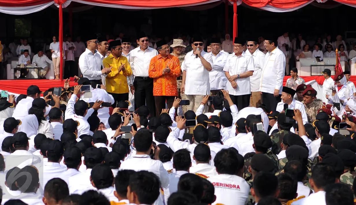 Ketua Umum Partai Gerindra, Prabowo Subianto (tengah) memberikan sambutan di depan ribuan kader usai upacara pengibaran bendera HUT RI ke-70 di Lapangan Nusantara Polo Club, Bogor, Jawa Barat, Senin (17/8/2015). (Liputan6.com/Helmi Fithriansyah)