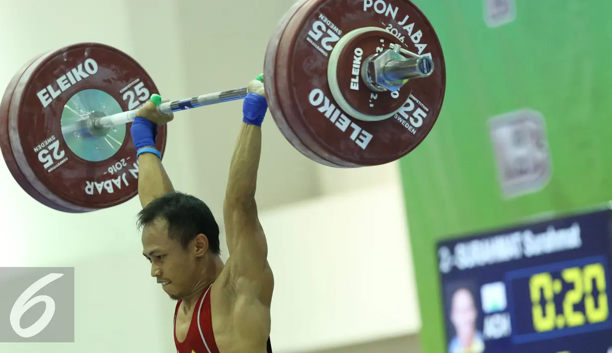 Lifter Nanggroe Aceh Darussalam, Surahmat saat melakukan angkatan clean and jerk di kelas 56kg PON XIX Jabar di Gymnasium Si Jalak Harupat, Kab Bandung, Selasa (20/9). Surahmat meraih emas dengan total angkatan 255kg. (Liputan6.com/Helmi Fithriansyah)