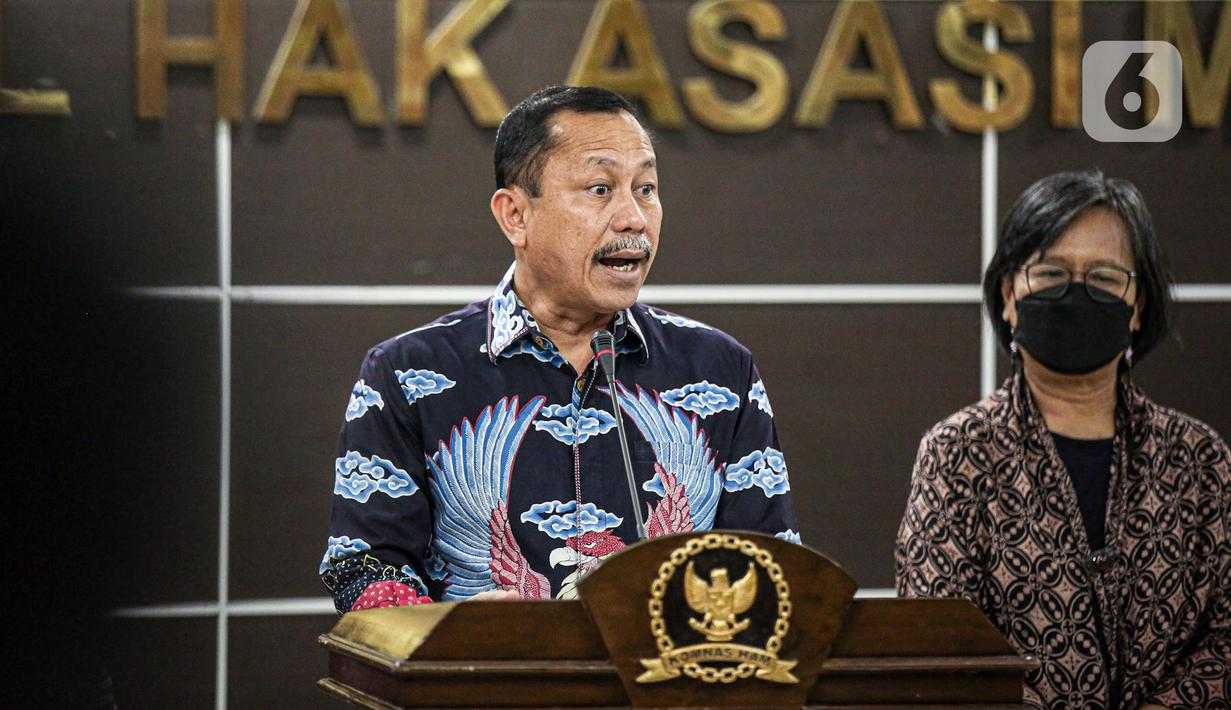 Ketua Komnas HAM Ahmad Taufan Damanik menyampaikan keterangan perkembangan pemantauan dan penyelidikan atas peristiwa baku tembak yang terjadi di rumah dinas mantan Kadiv Propram Polri di Kantor Komnas HAM, Jakarta, Senin (8/8/2022). Komnas Perempuan bakal membantu kerja Komnas HAM. (Liputan6.com/Faizal Fanani)