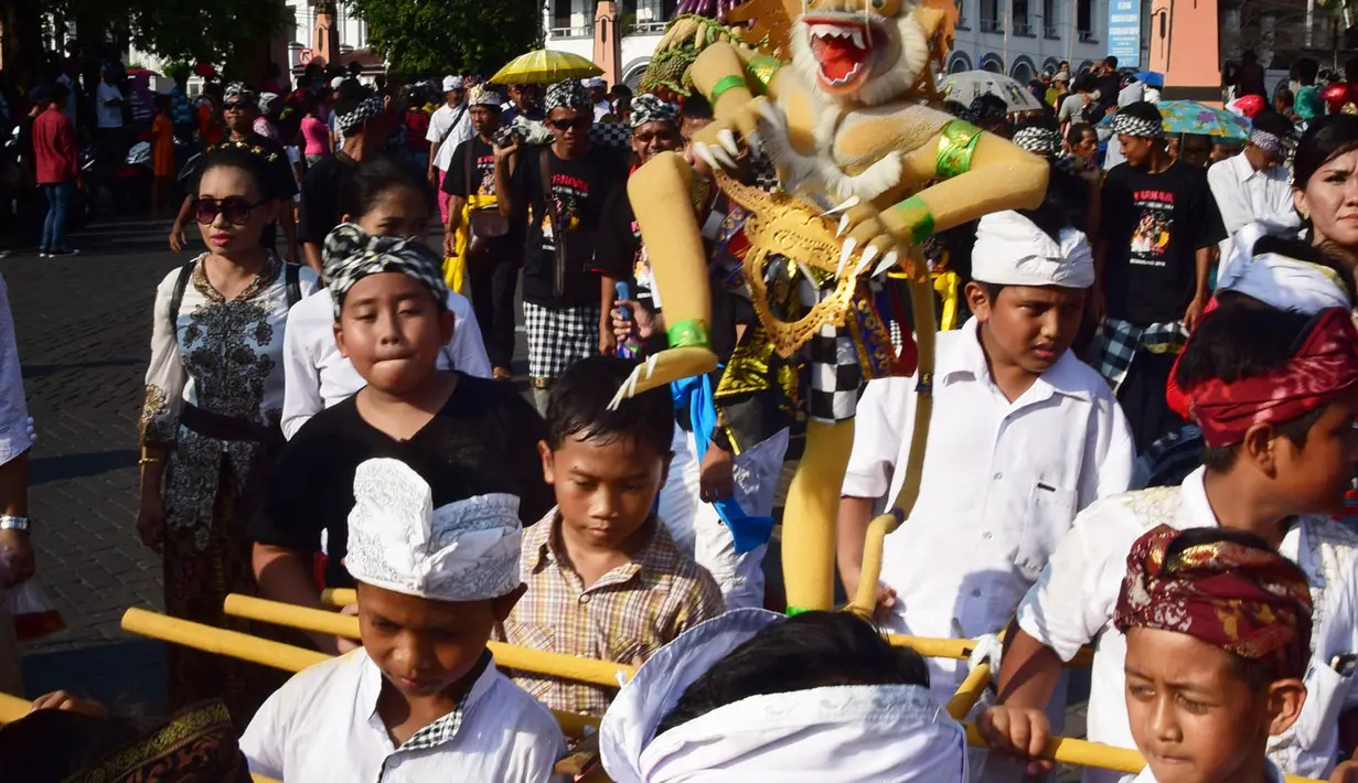 Sejumlah anak membawa ogoh-ogoh berukuran kecil saat Karnaval Lintas Budaya, Semarang, Minggu (27/3). Acara tersebut menjadi kegiatan menarik yang mengakhiri long weekend para wisatawan yang liburan di Kota Semarang. (Foto: Gholib)