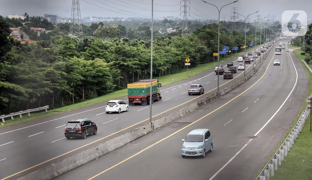 Arus kendaraan arah Jakarta saat melintas di Tol Jagorawi, Bogor, Jawa Barat, Minggu (2/1/2022). PT Jasa Marga (persero) Tbk. mencatat lebih dari 137 ribu kendaraan kembali ke Jakarta melalui jalan tol pada puncak arus balik libur Tahun Baru 2022. (merdeka.com/Iqbal S. Nugroho)