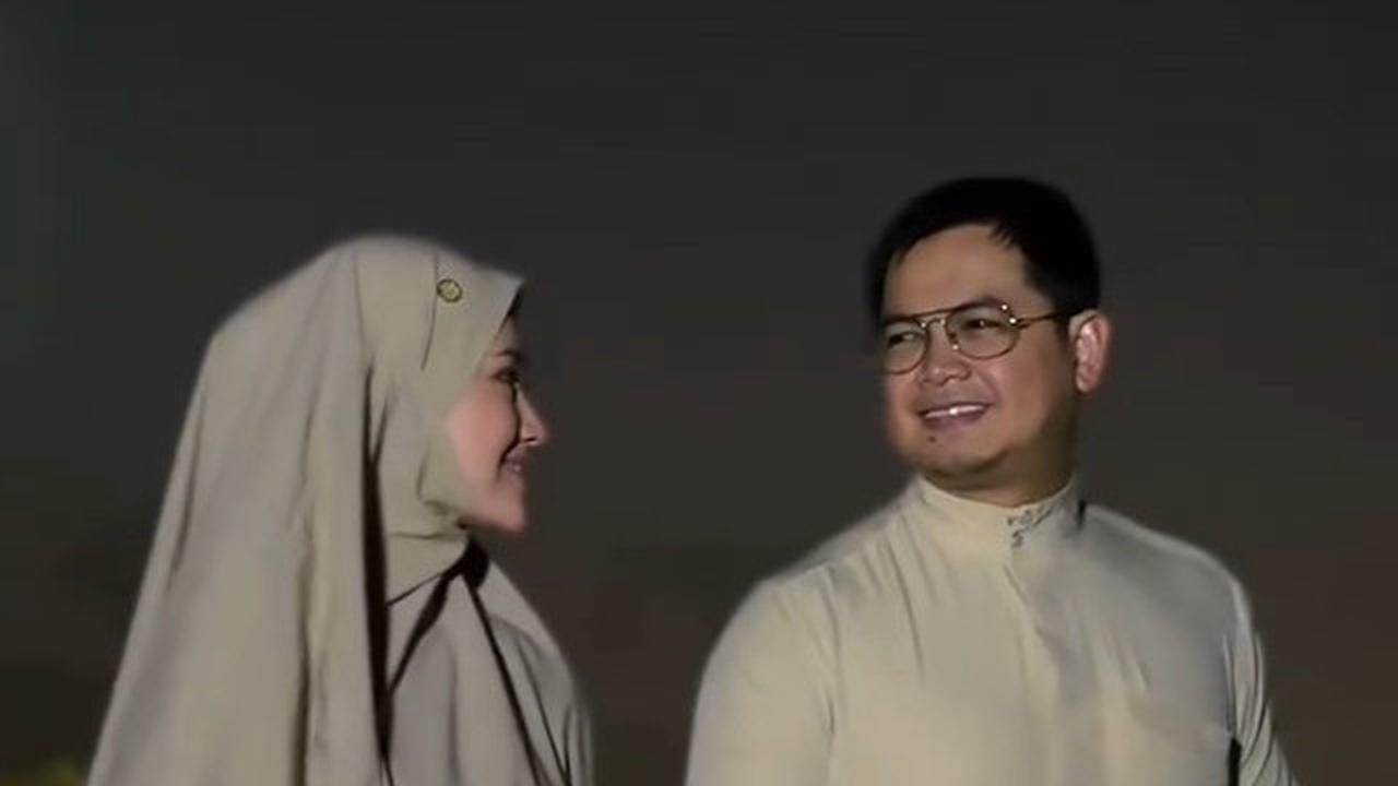 5 Potret Romantis Tommy Kurniawan Ajak Istri ke Tanah Suci Rayakan Wedding Anniversary ke-7