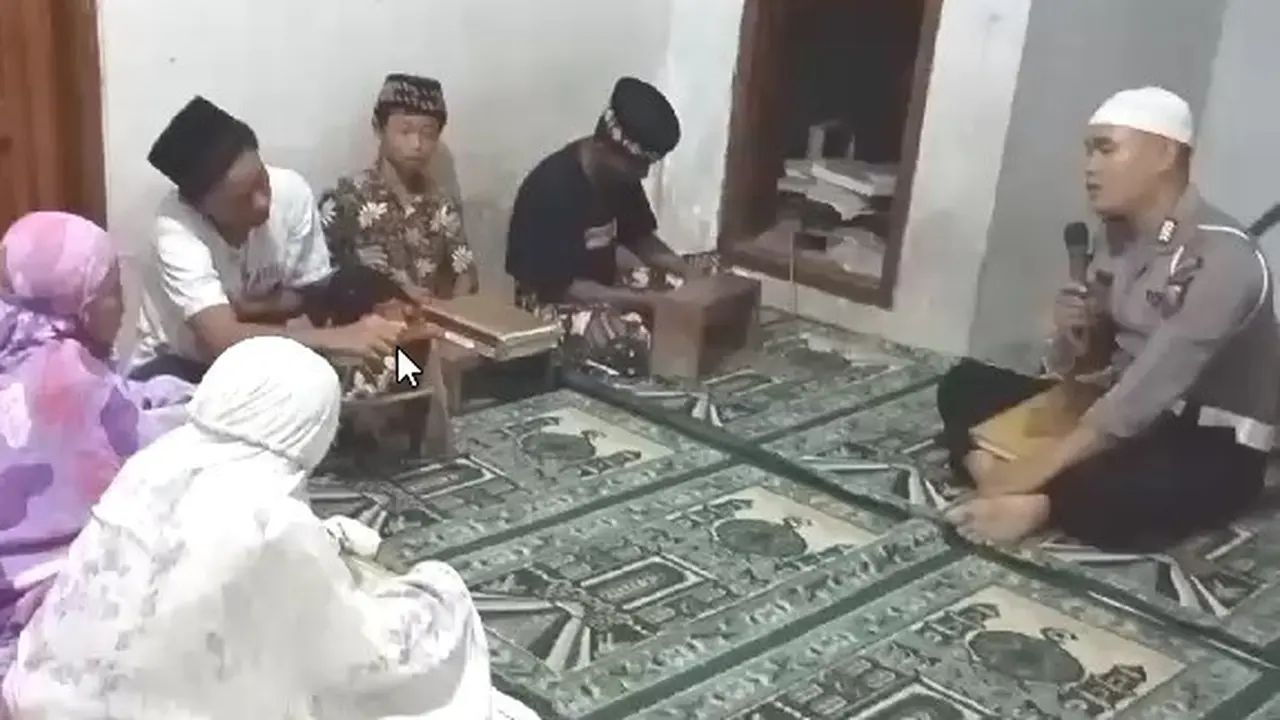 Momen Satlantas Polres Situbondo Bripka Nikmatul Khair saat mengajar ngaji. (Istimewa)