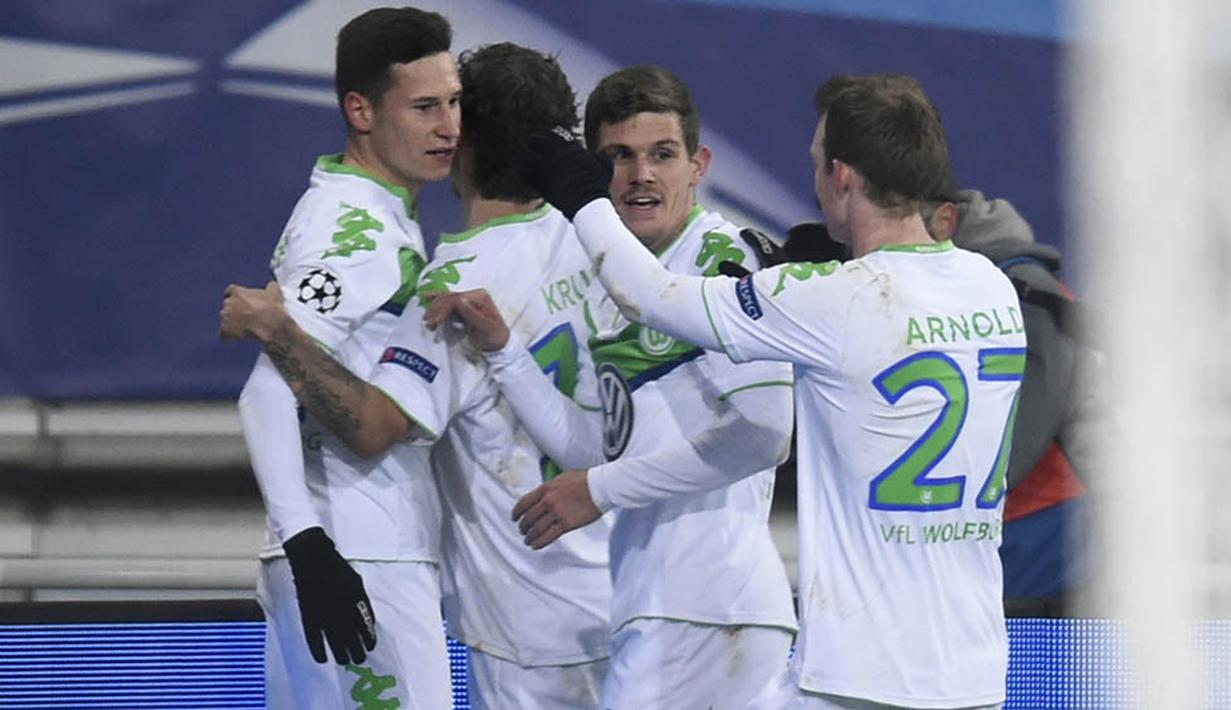 Para pemain Wolfsburg merayakan gol yang dicetak Julian Draxler ke gawang Gent. Gelandang berusia 22 tahun berkebangsaan Jerman itu berhasil mencetak dua gol. (AFP/John Thys)