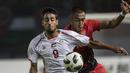 Bek Indonesia, Hansamu Yama, berebut bola dengan striker Palestina, Oday Dabbagh, pada laga Asian Games di Stadion Patriot, Bekasi, Jawa Barat, Rabu (15/8/2018). (Bola.com/Vitalis Yogi Trisna)