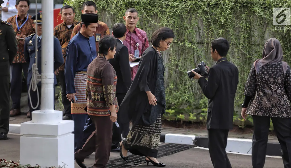 Menteri Keuangan, Sri Mulyani berjalan meninggalkan lapangan upacara usai mengikuti upacara Hari Lahir Pancasila di Gedung Pancasila, Jakarta Pusat, Jumat (1/6). (Liputan6.com/Faizal Fanani)