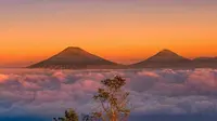 Gunung Temoloyo diapit oleh Gunung Merbabu, Gunung Andong, Gunung Sumbing, dan Gunung Ungaran. (Dok: Instagram @mad_scape)